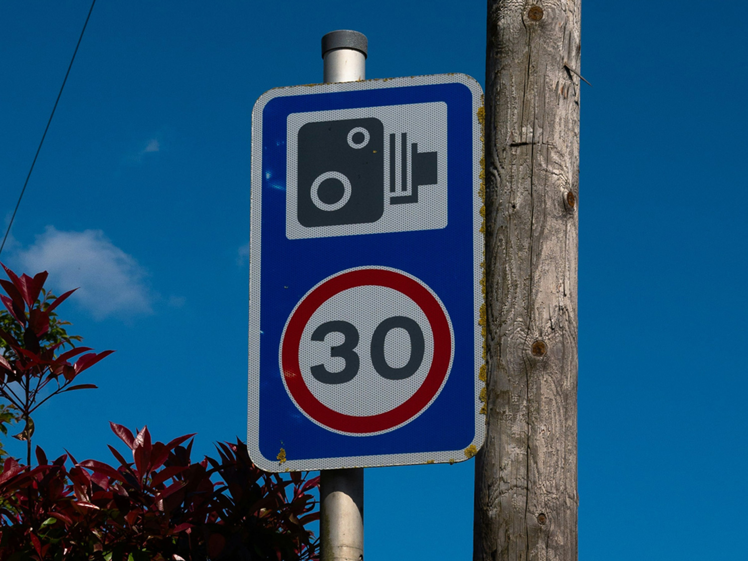 An image of a speed limit sign.